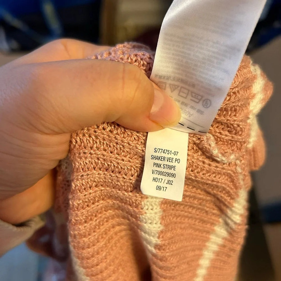 OLD NAVY VNECK STRIPED SWEATER - Picture 4 of 5